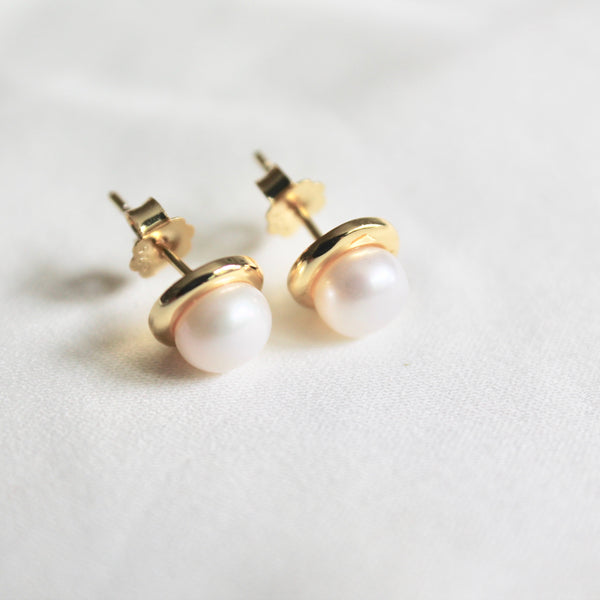 Simple pearl stud earrings