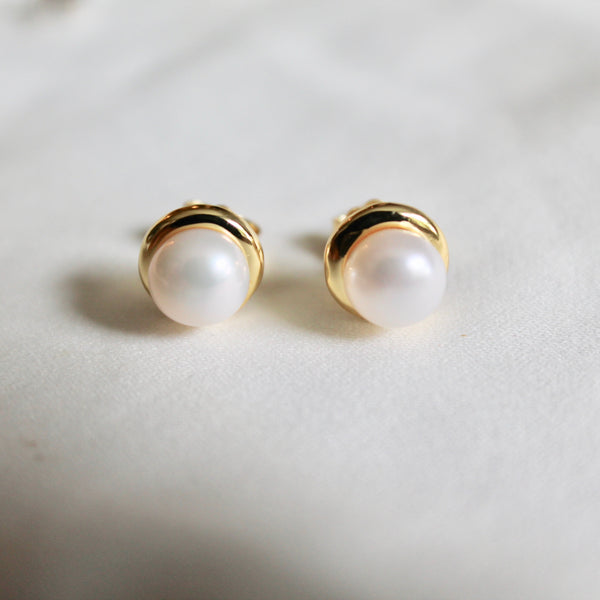 Simple pearl stud earrings