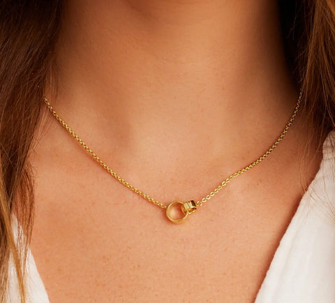 Interlocking circle necklace