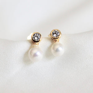 Lys pearl stud earrings