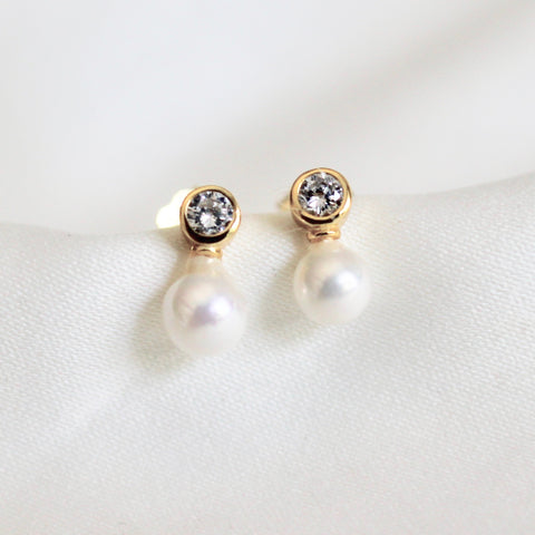 Lys pearl stud earrings