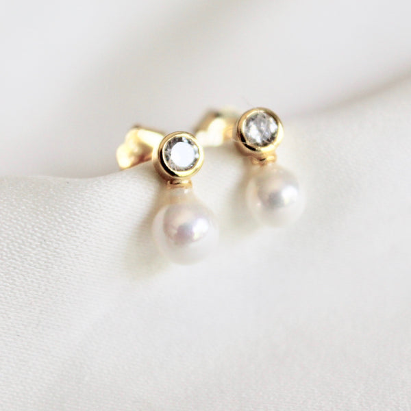 Lys pearl stud earrings