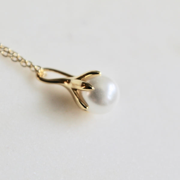 Blooming pearl necklace