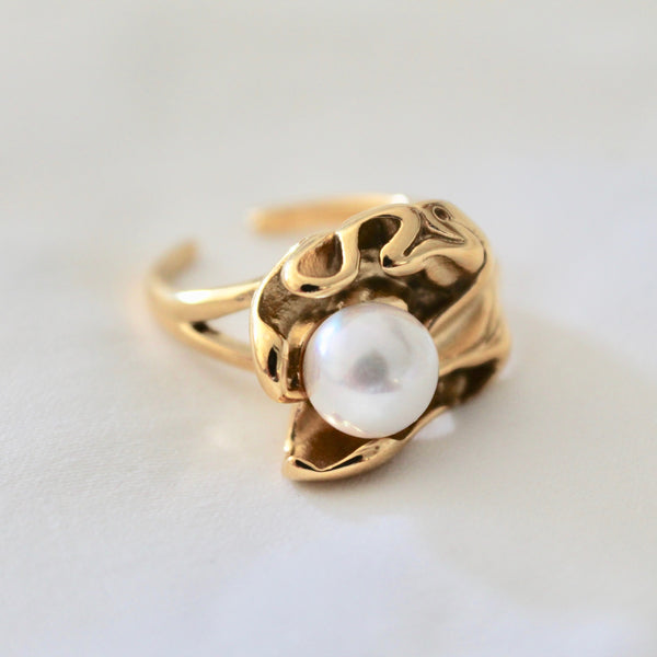 Pearl gold ring
