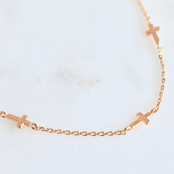 Mini crosses dainty necklace - Lily Lough 