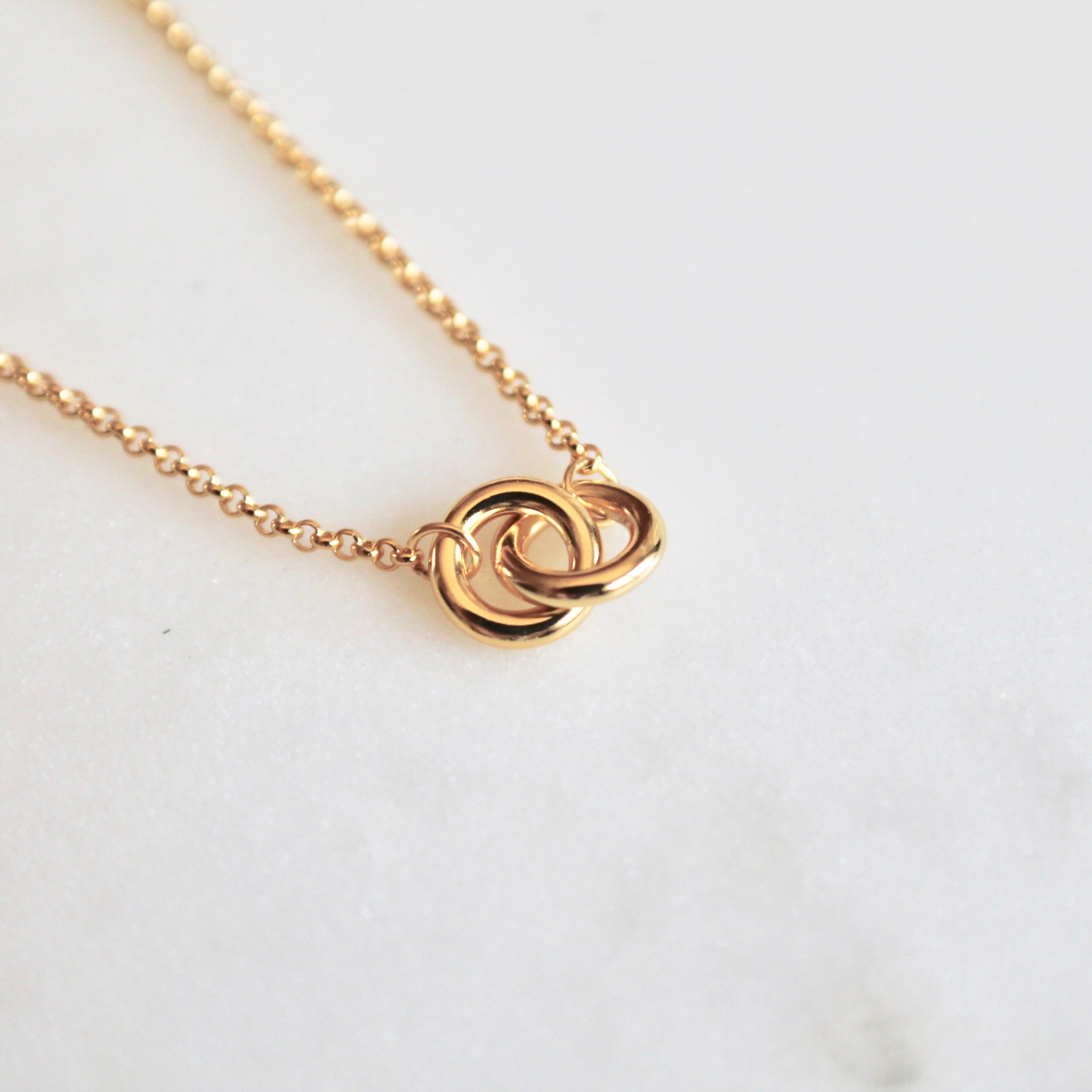 Interlocking circles pendant necklace