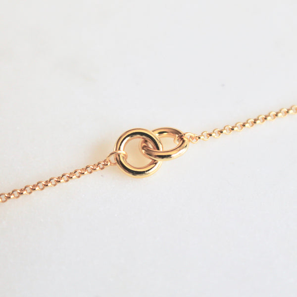 Interlocking circles pendant necklace