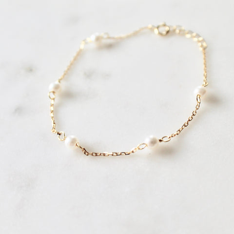 Dainty pearl bracelet