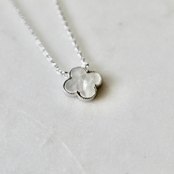Mini clover necklace