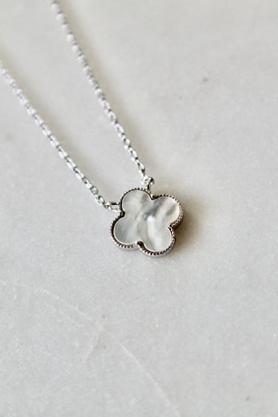Mini clover necklace