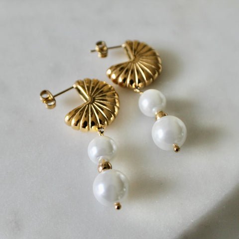 Cordelia pearl earrings