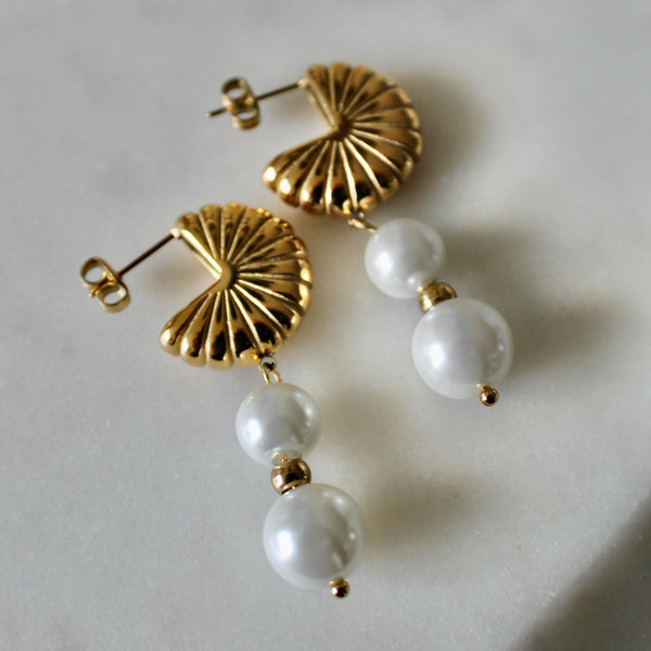 Cordelia pearl earrings