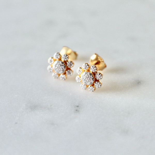 Flower stud earrings