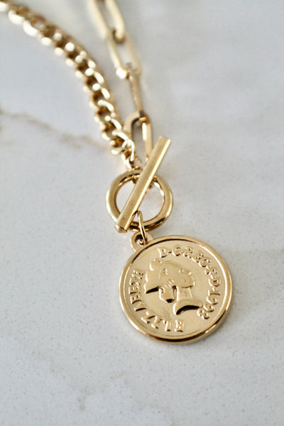 Queen pendant necklace