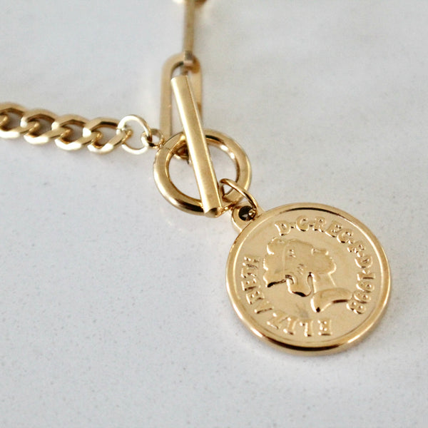 Queen pendant necklace