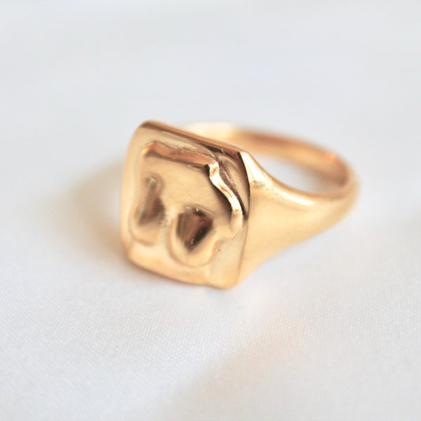 Venus gold signet ring