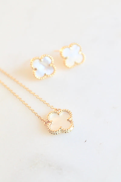 Mother-of-pearl clover earrings