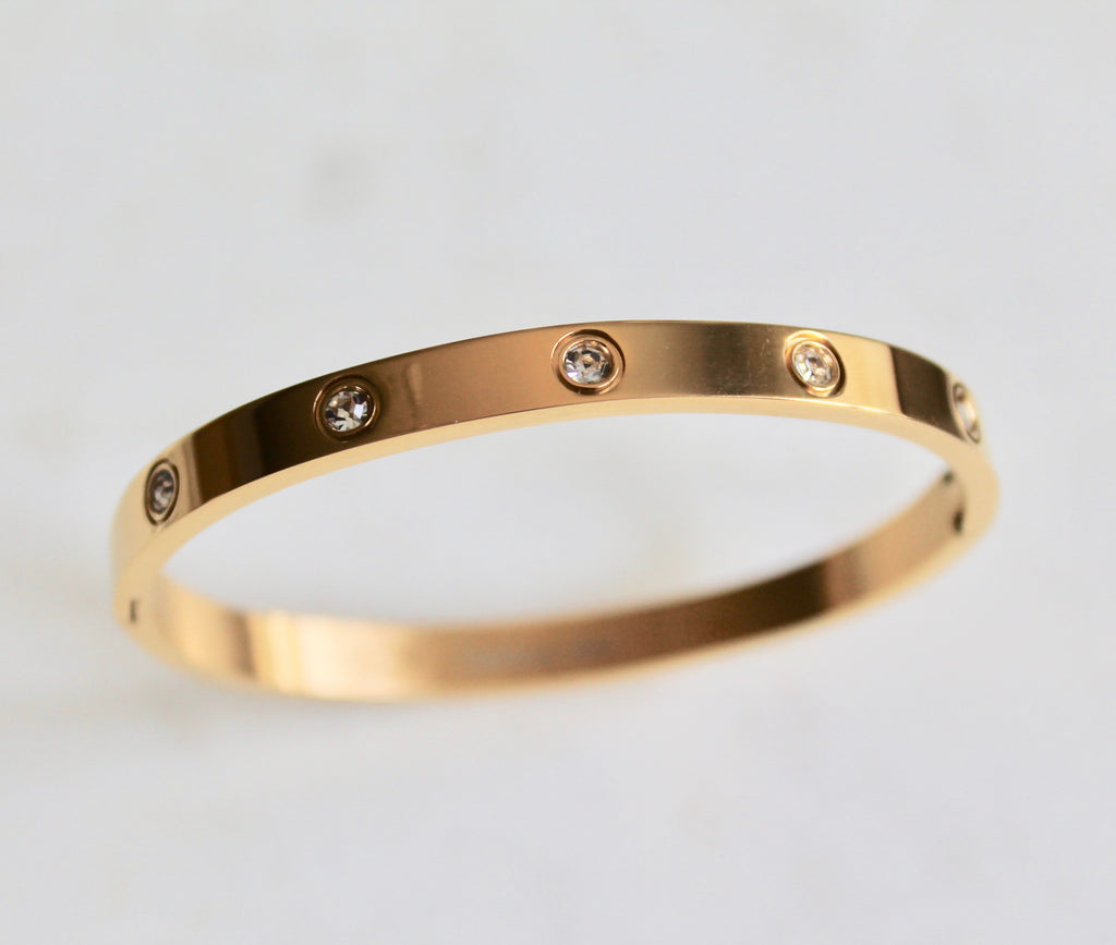 Should the Cartier Love Bracelet fit snug or loose? Should I get a bigger  size if i'm expecting my wrist to get bigger in the future? : r/Cartier