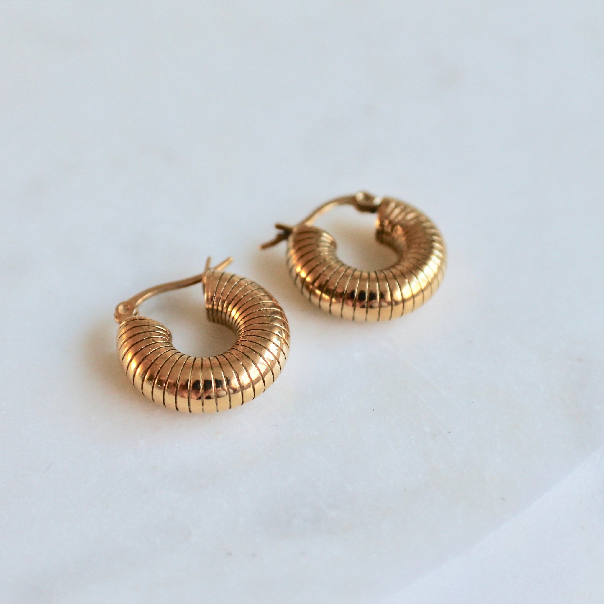 Textured chain mini hoop earrings