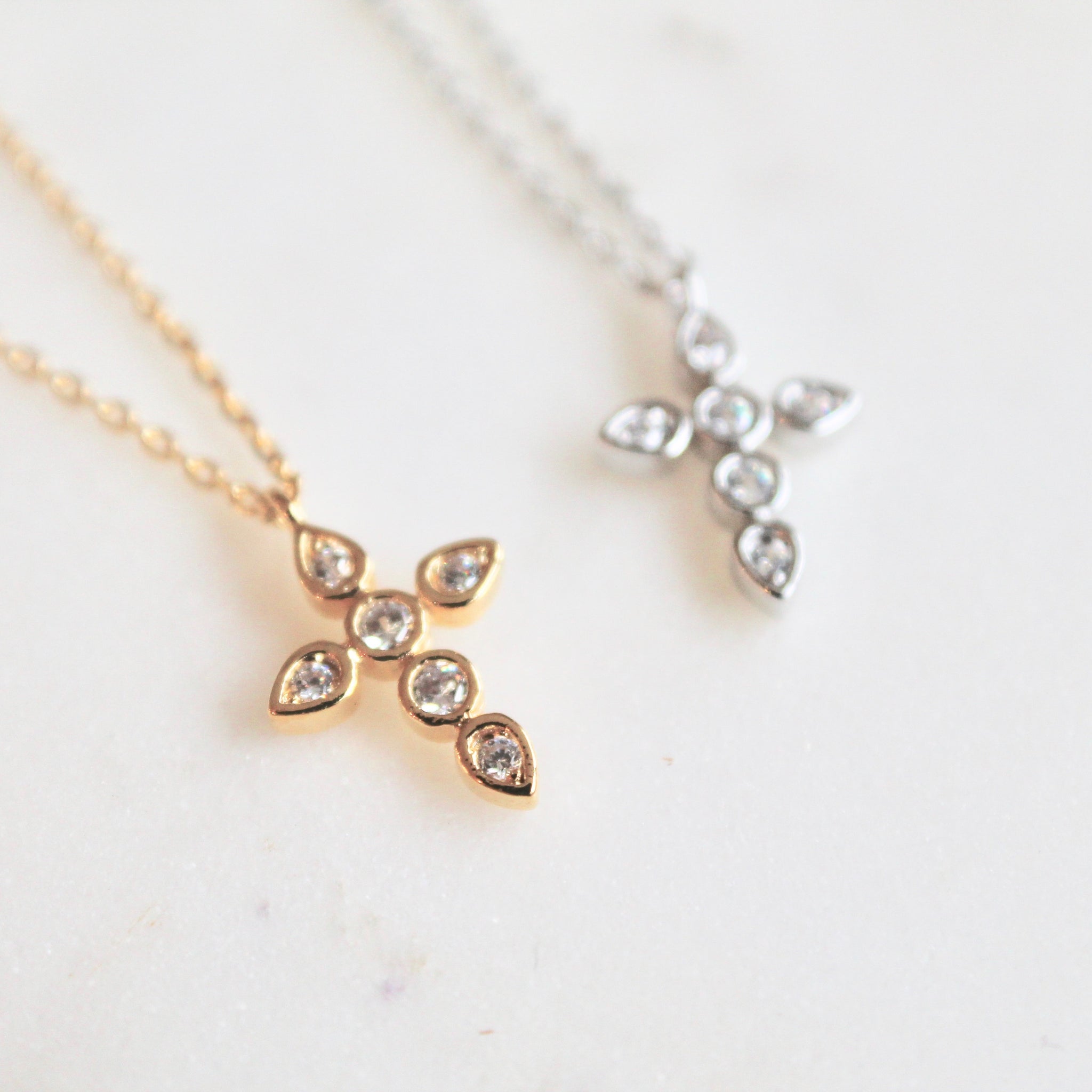 Cross dainty necklace