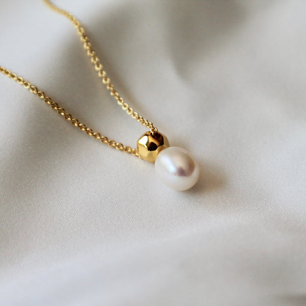 Pearl pendant necklace