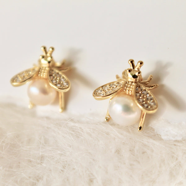 Bumble bee pearl studs earrings